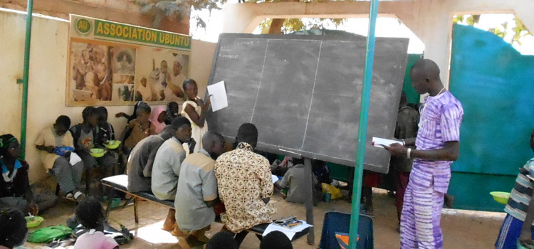 Benachteiligten Kindern im Stadtteil Wbréègedès von Ouagadougou den Schulbesuch zu ermöglichen ist eines der Hauptziele von UBUNTU